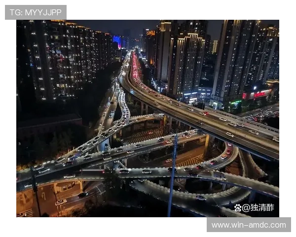 澳门百老汇广场的精彩夜生活让你流连忘返，尽享都市繁华的无限魅力